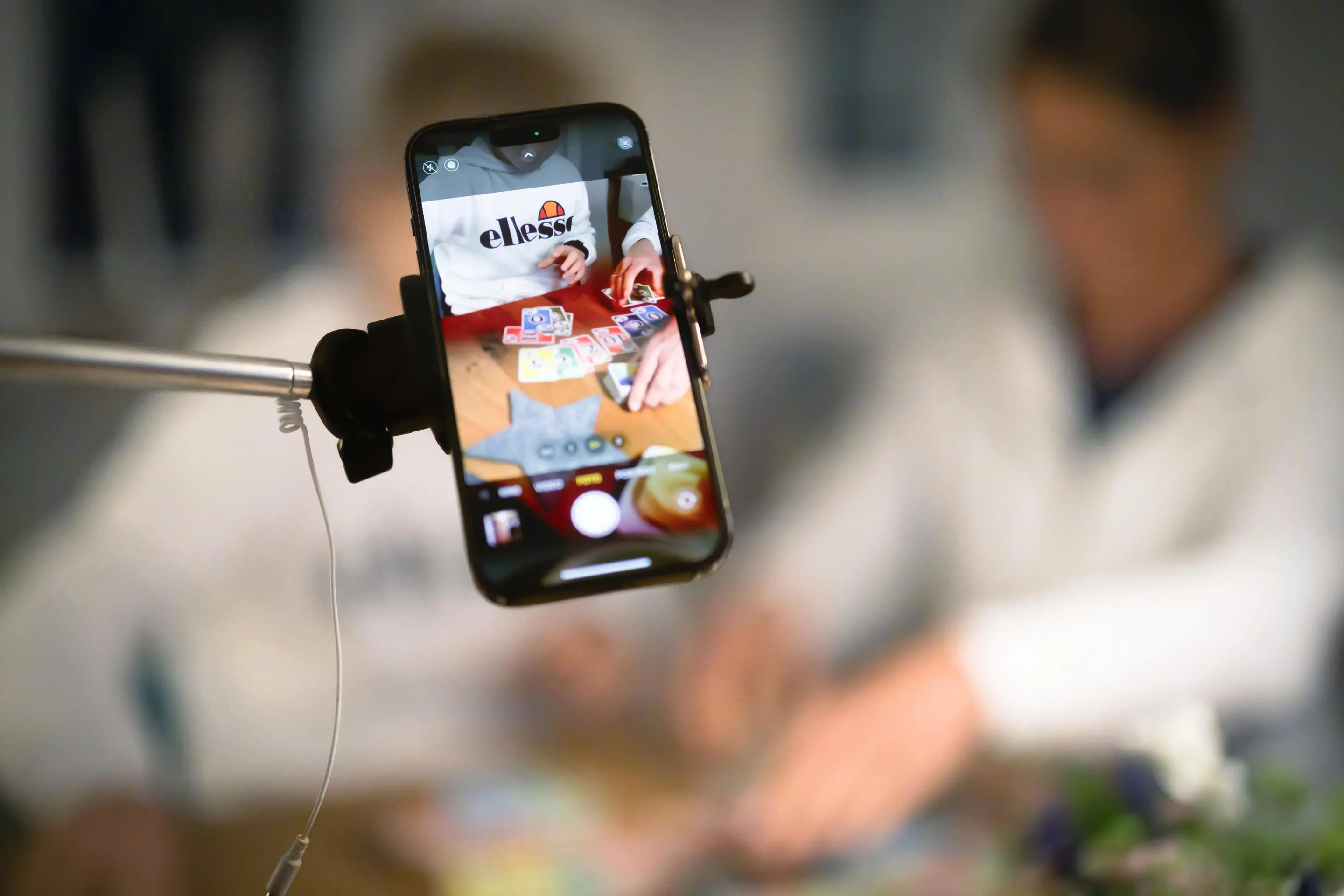 Influencer dokumentieren per Handy-Kamera ihr Familienleben.