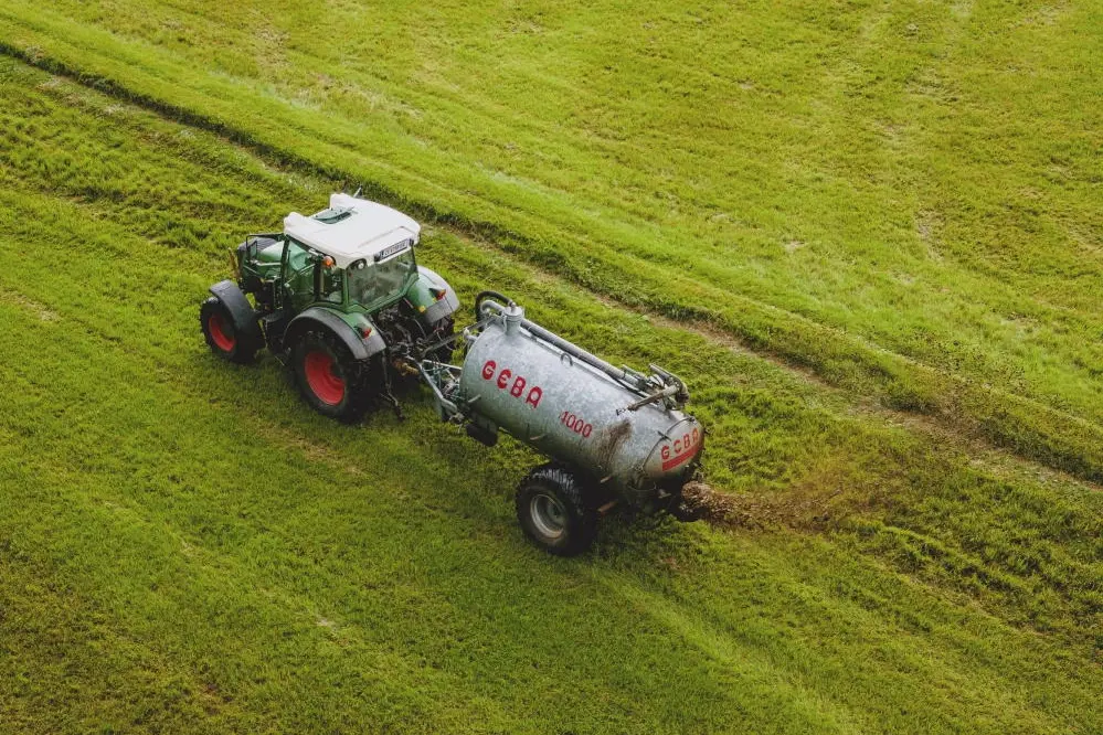 Bundestag stimmt für Reform des Düngegesetzes Traktor bringt Gülle auf einem Feld auf