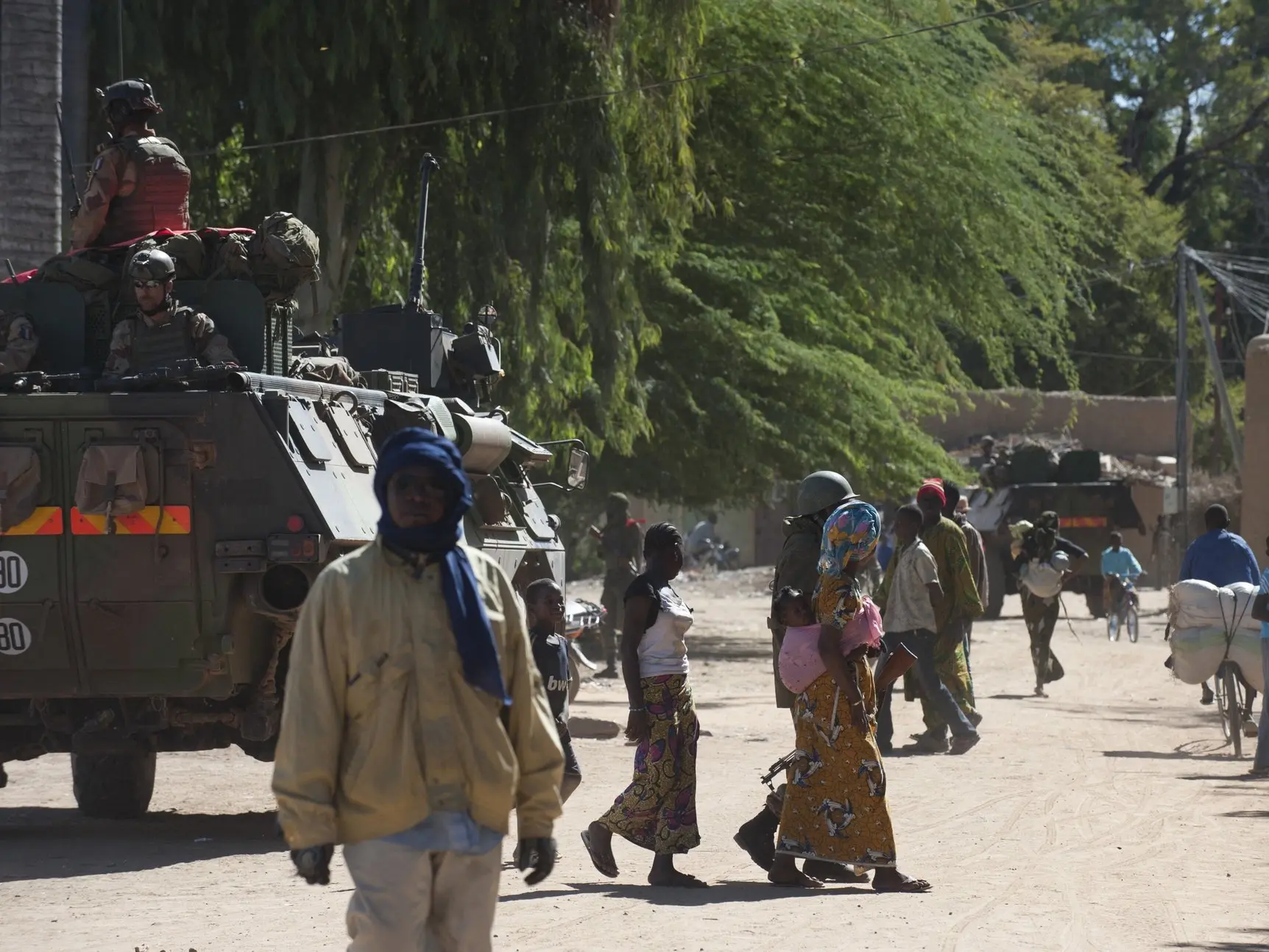 Französischer Panzer patrouilliert auf einer Straße in Niono, Mali