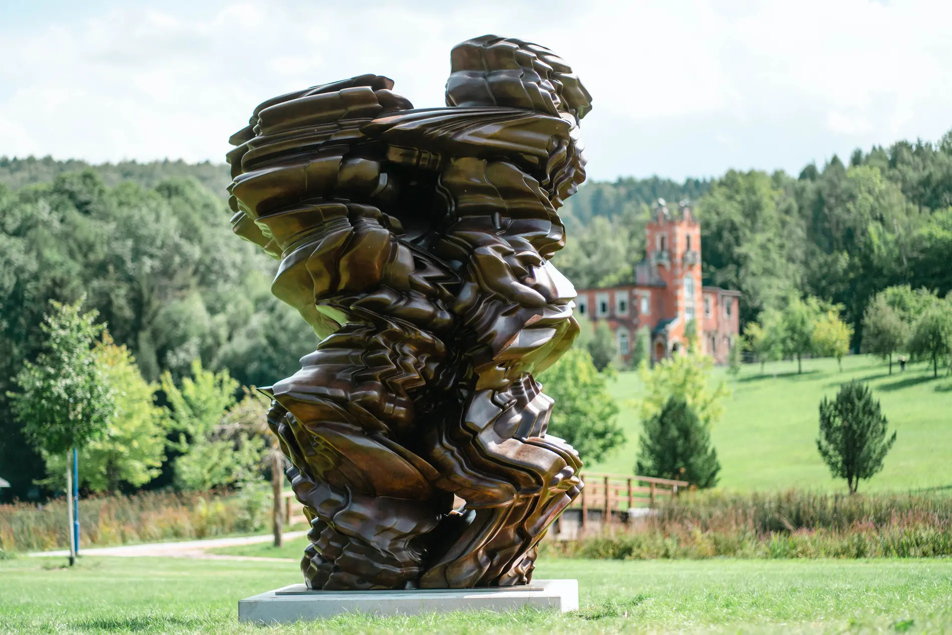 Bronzeskulptur "Stack" im Kurpark Bad Schlema Bronzeskulptur des Bildhauers Tony Cragg im Kurpark Bad Schlema