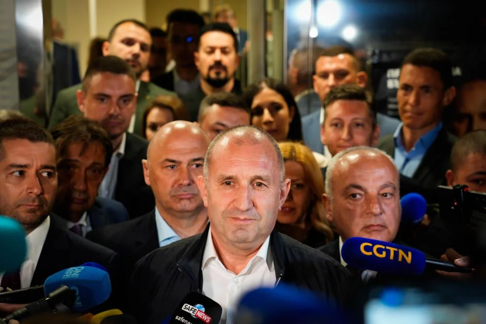 Rumen Radew umringt von Menschen und Mikrofonen