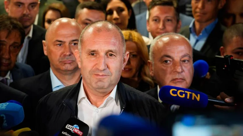 Rumen Radew umringt von Menschen und Mikrofonen