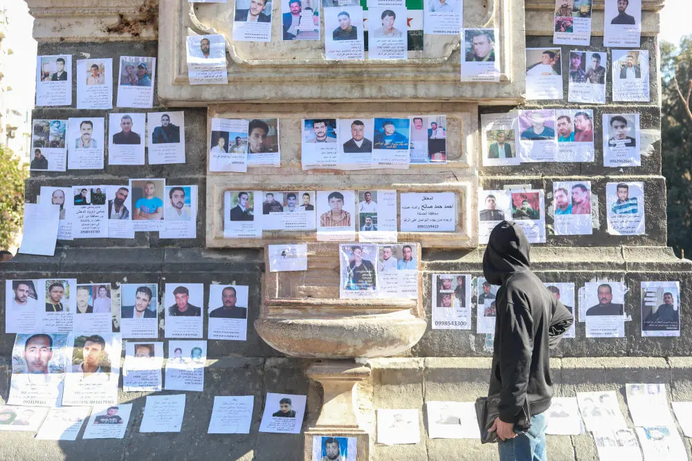Vermisstenplakate hängen an einer Mauer