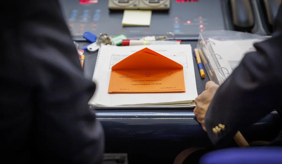 Blick auf den orangenen Wahlzettel