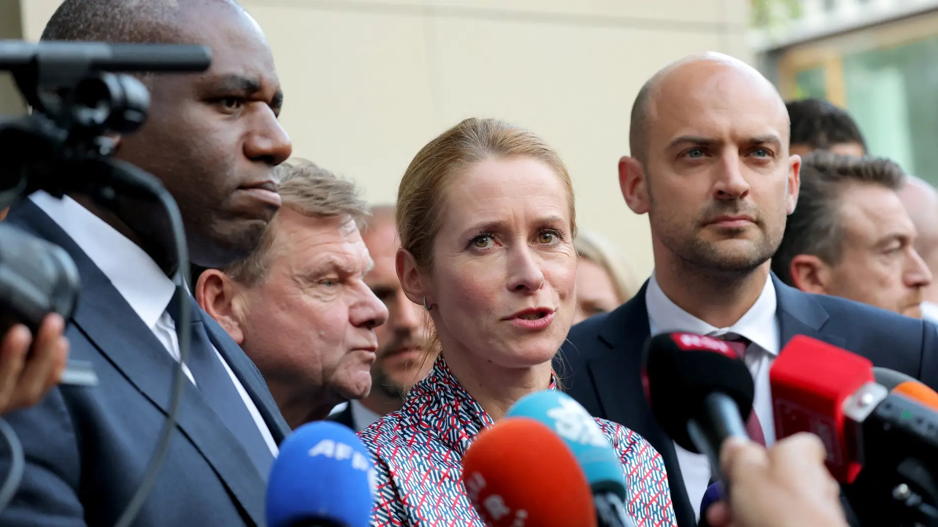 Kaja Kallas vor Mikrofonen
