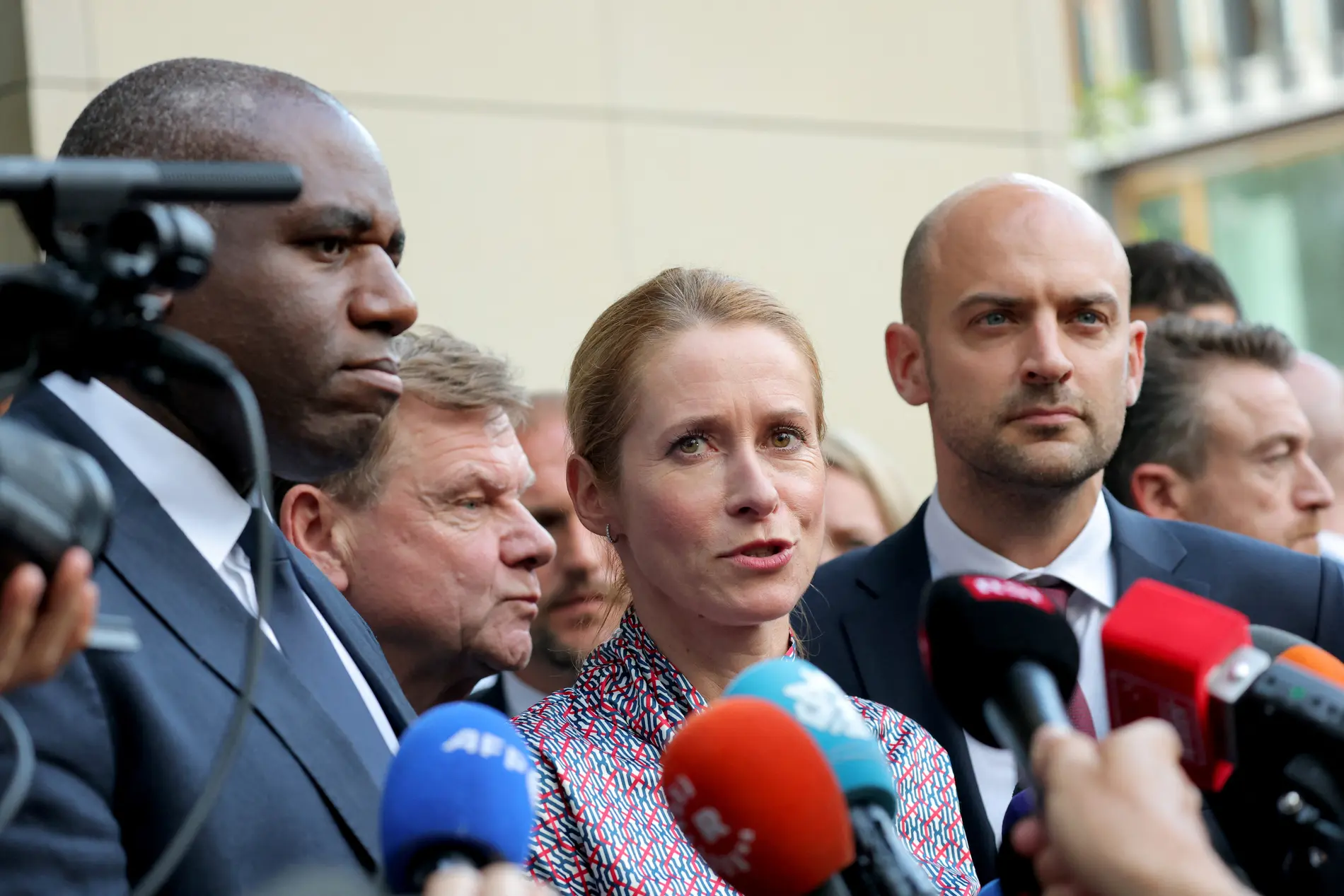 Kaja Kallas Kaja Kallas vor Mikrofonen