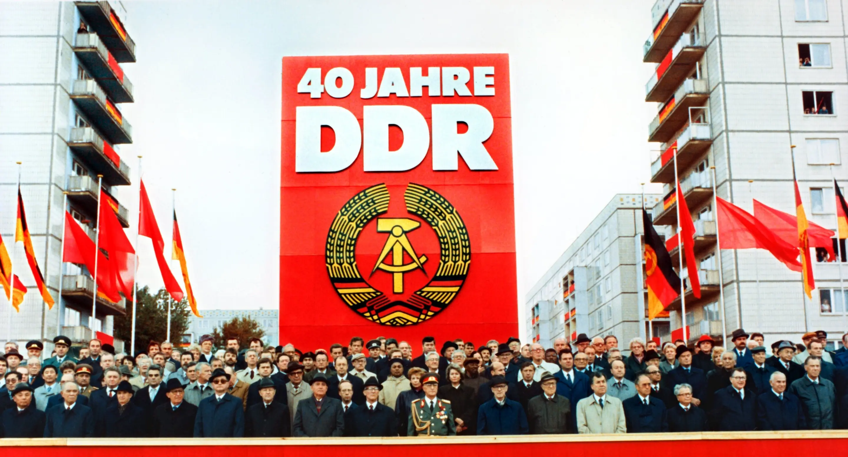 Die Ehrentribüne auf der Karl-Marx-Allee während der Militärparade am 7. Oktober 1989 in Ost-Berlin.