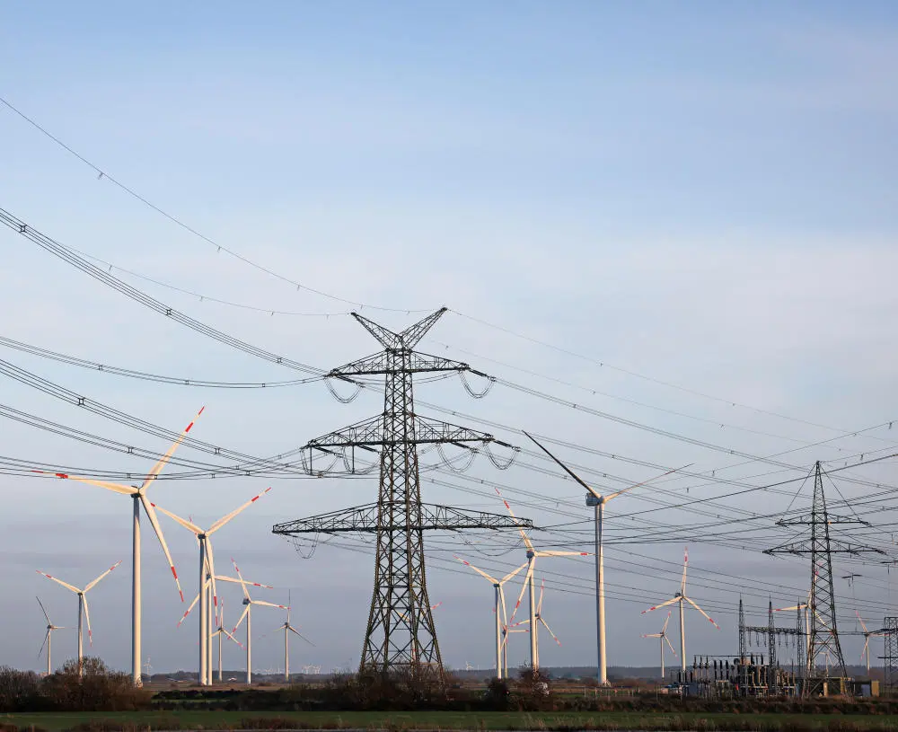 Stromleitungen und Windräder