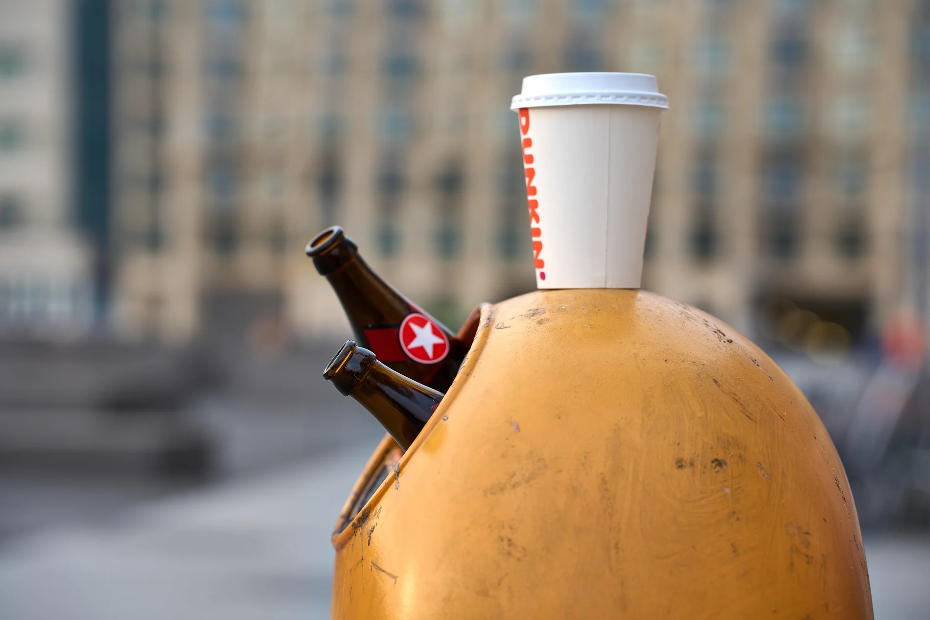 Ein überfüllter Abfalleimer in Berlin