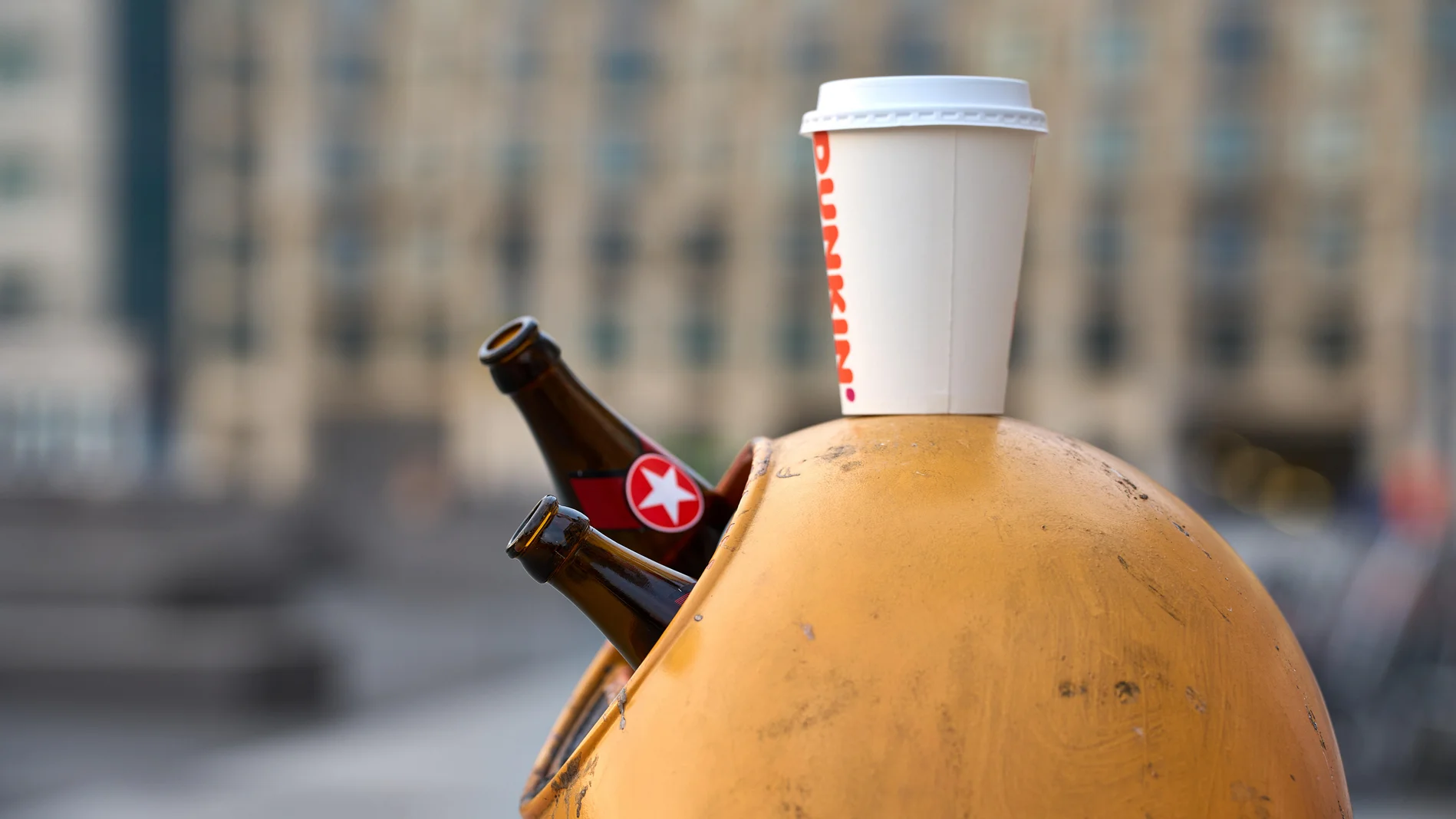 Ein überfüllter Abfalleimer in Berlin