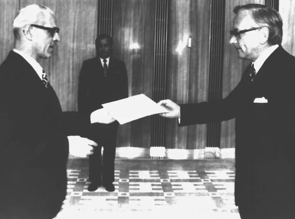 Günter Gaus überreicht DDR-Staatsratsvorsitzenden Willi Stoph sein Beglaubigungsschreiben Günter Gaus überreicht Willi Stoph sein Beglaubigungsschreiben