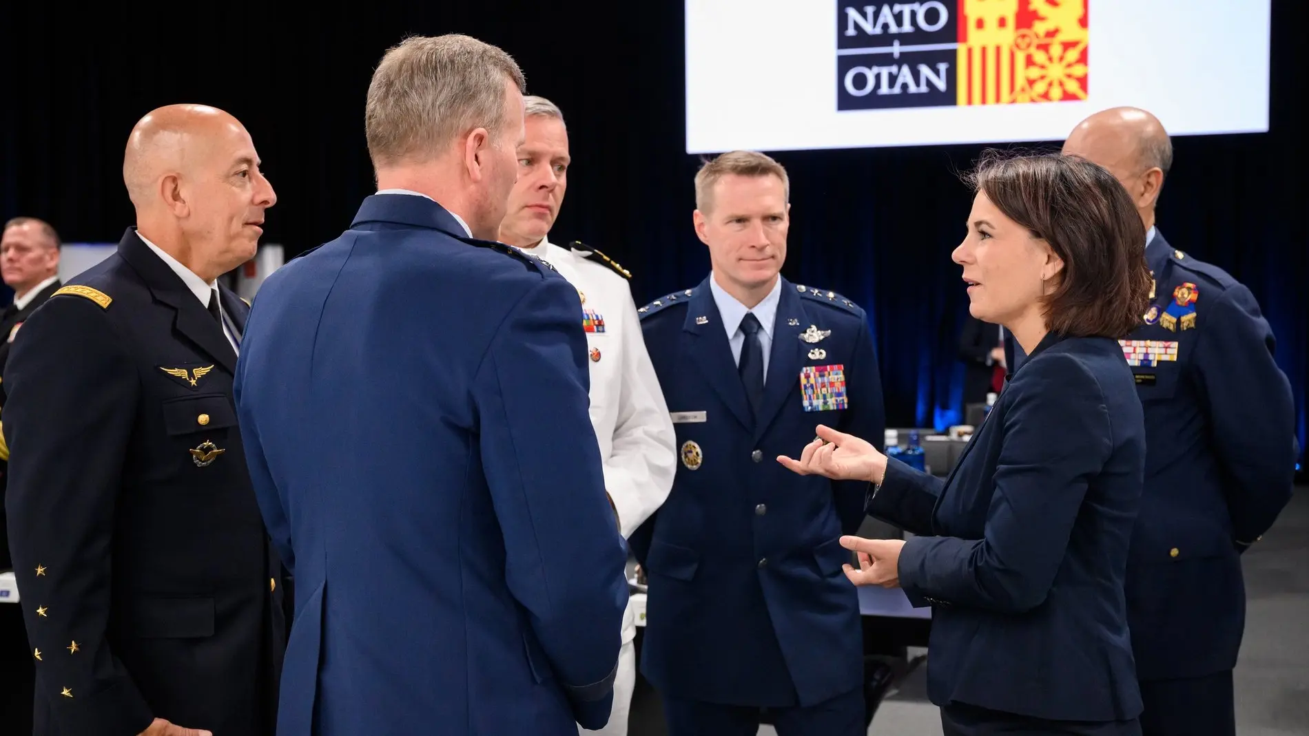 Annalena Baerbock, Außenministerin, unterhält sich vor Beginn der letzten Arbeitssitzung beim Nato-Gipfel in Madrid mit den ranghöchsten Nato-Generälen.