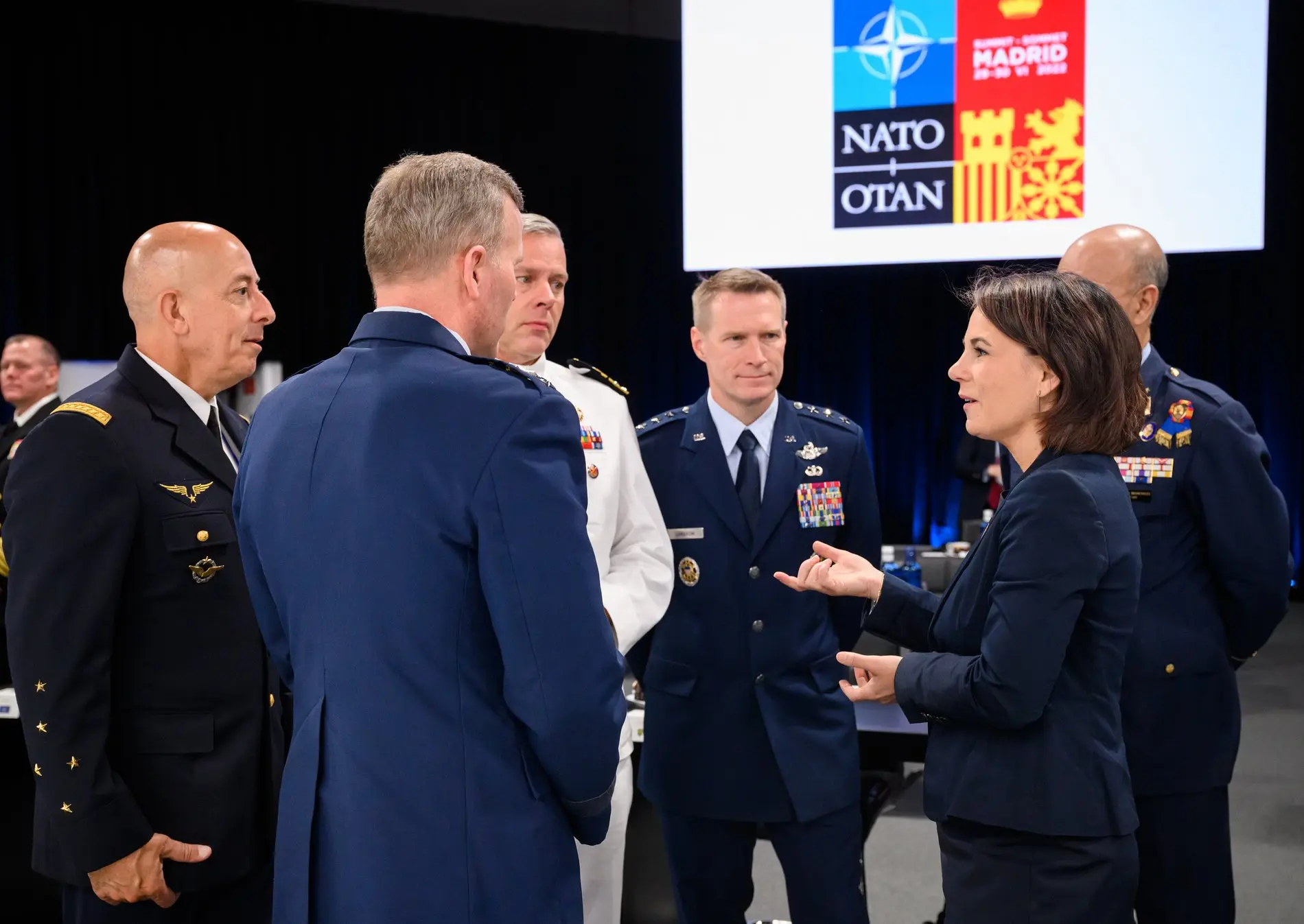 Annalena Baerbock, Außenministerin, unterhält sich vor Beginn der letzten Arbeitssitzung beim Nato-Gipfel in Madrid mit den ranghöchsten Nato-Generälen.