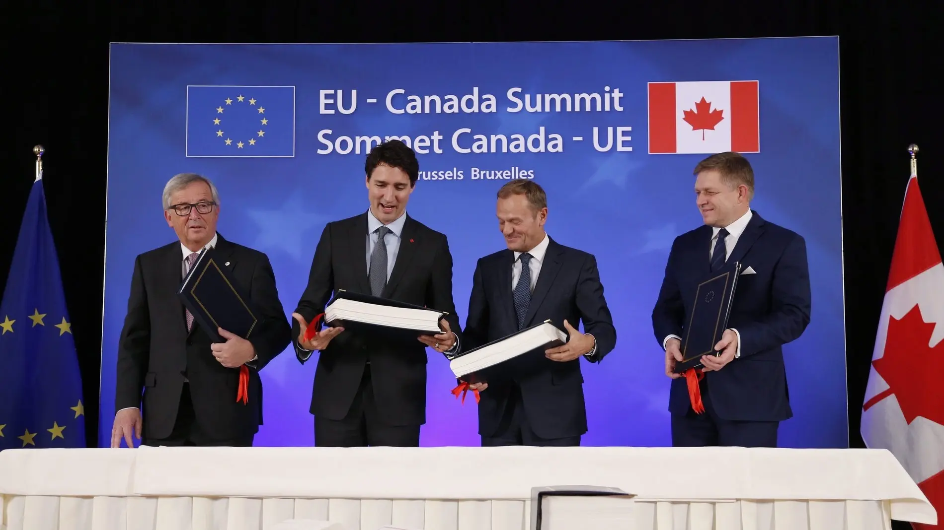 Vertragsunterzeichnung Ceta-Abkommen 2016 Jean-Claude Juncker, Justin Trudeau, Donald Tusk und Robert Fico bei der Unterzeichnung des Ceta-Vertrages.