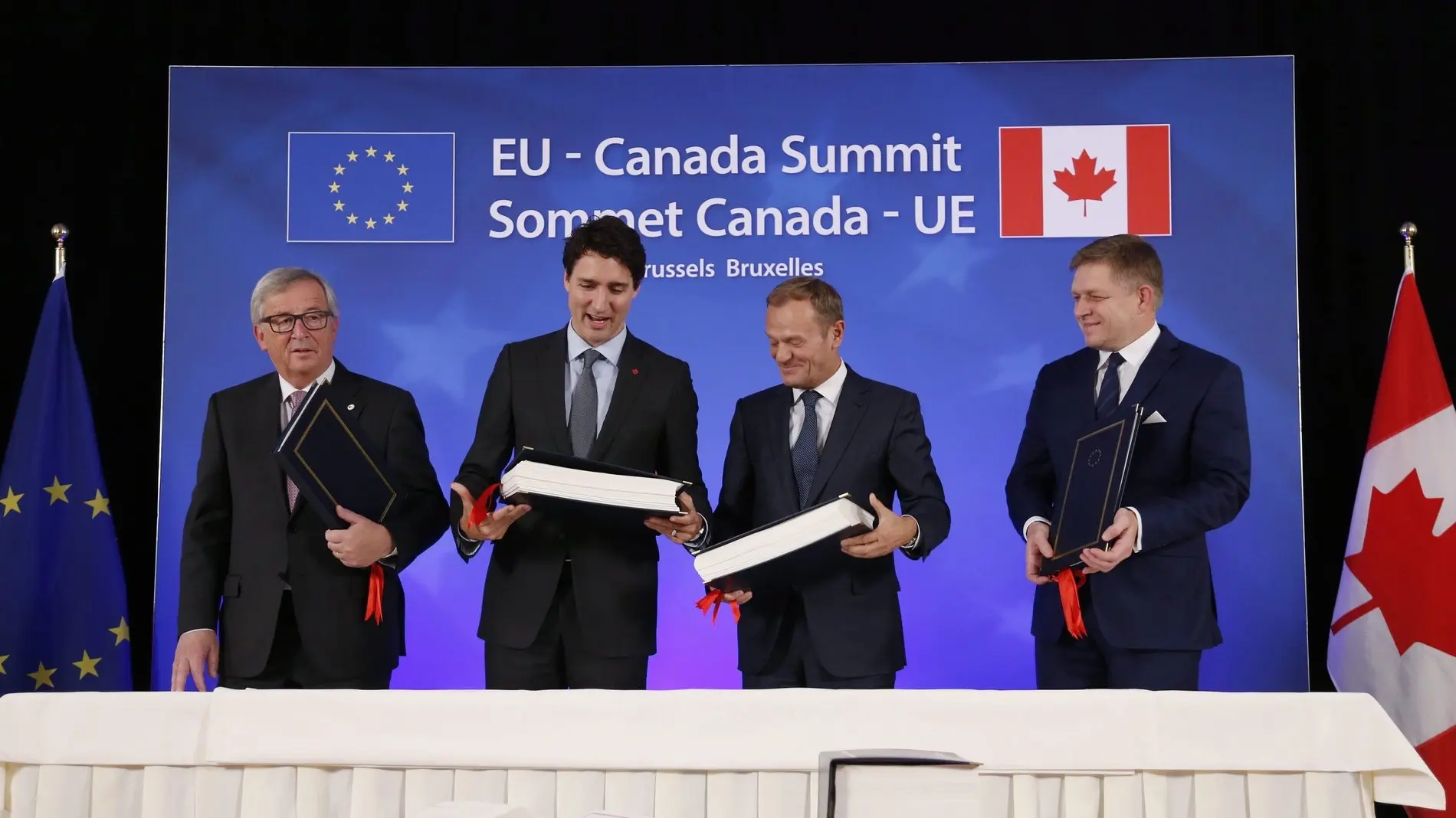 Jean-Claude Juncker, Justin Trudeau, Donald Tusk und Robert Fico bei der Unterzeichnung des Ceta-Vertrages.