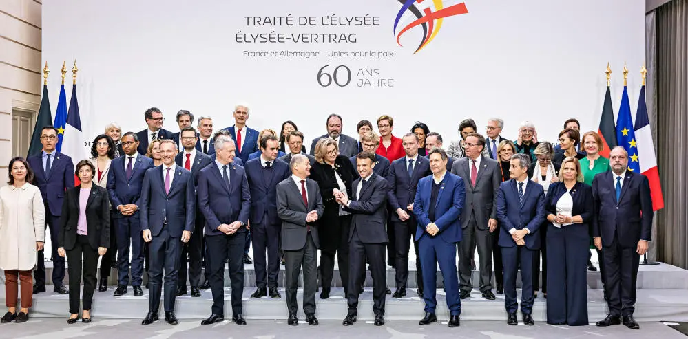 Bundeskanzler Olaf Scholz und Frankreichs Staatspräsident Emmanuel Macron mit ihren Kabinetten beim Regierungstreffen in Paris. 
