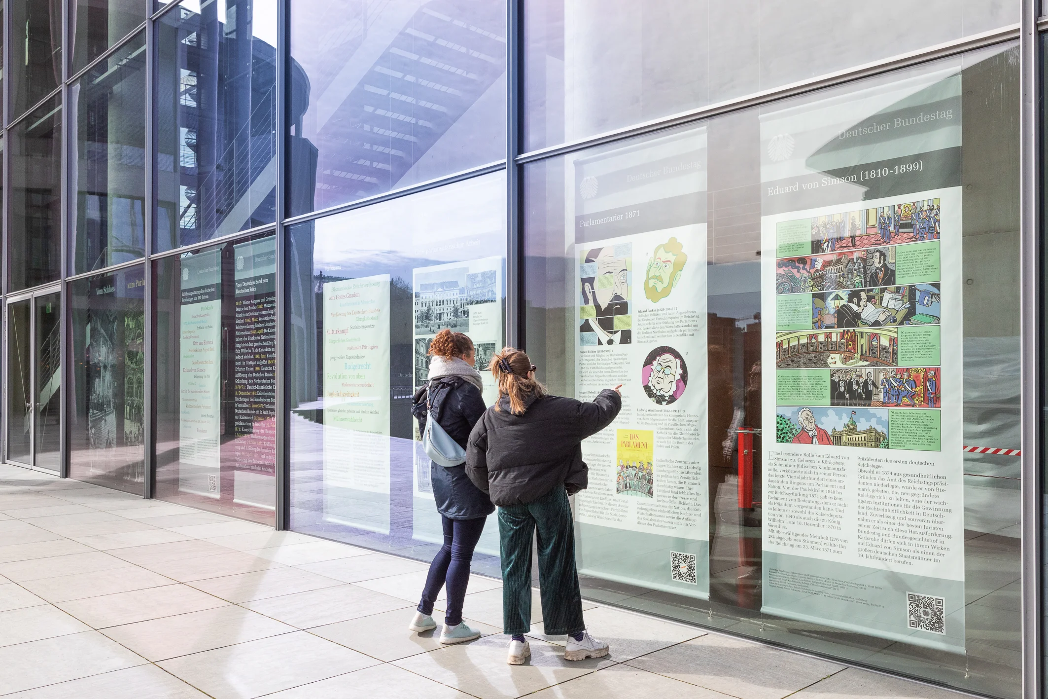 Zwei Passanten betrachten die Ausstellung "Vom Schloss zum Parlament"