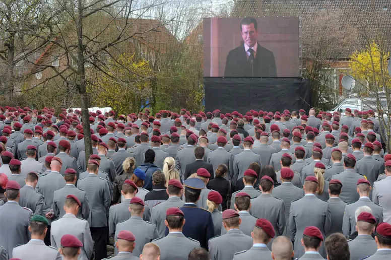 Soldaten verfolgen die Rede von Verteidigungsminister Karl-Theodor zu Guttenberg während der Trauerfeier im niedersächsischen Selsingen.