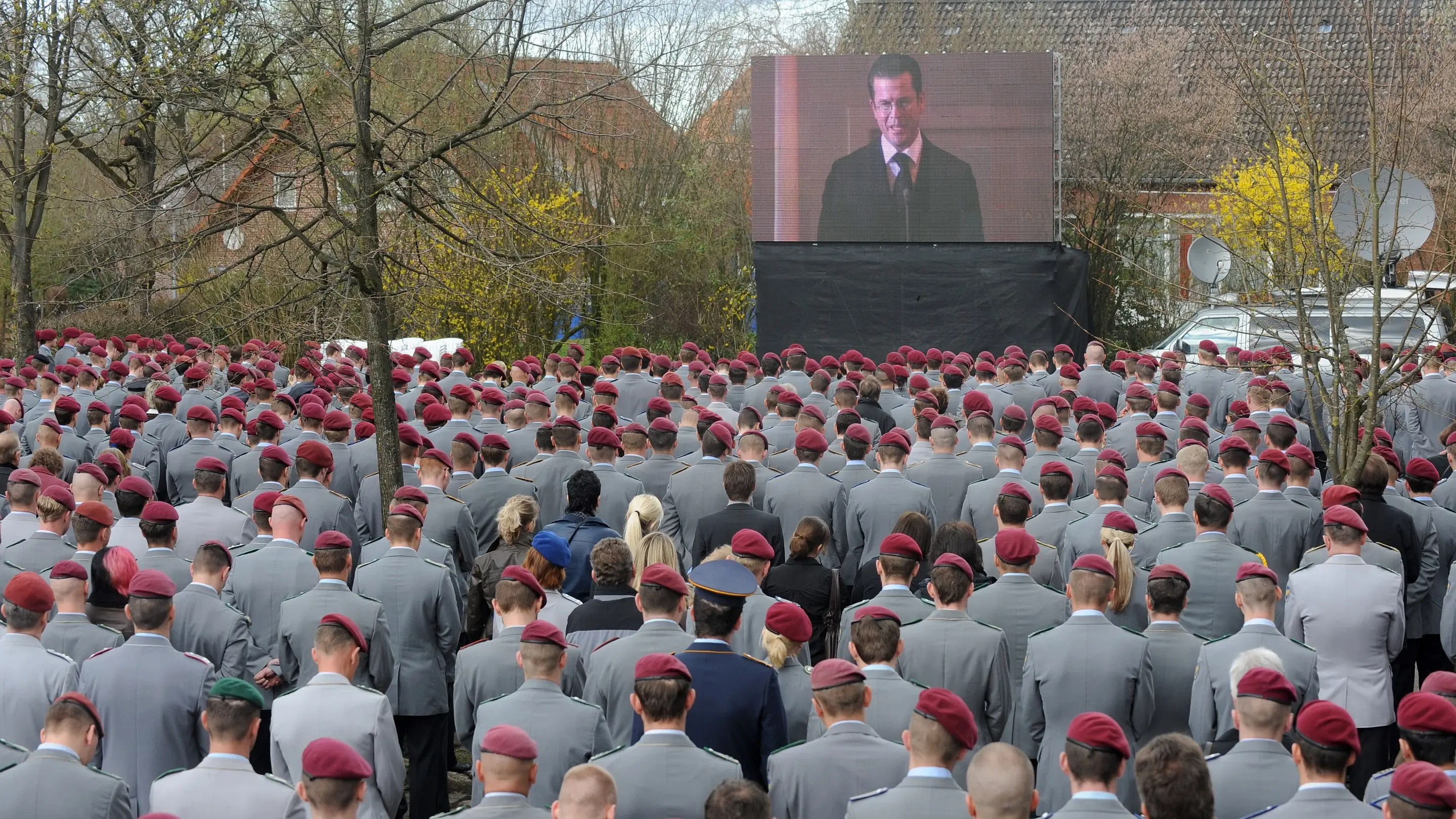 Trauerfeier für getötete Soldaten Soldaten verfolgen die Rede von Verteidigungsminister Karl-Theodor zu Guttenberg während der Trauerfeier im niedersächsischen Selsingen.