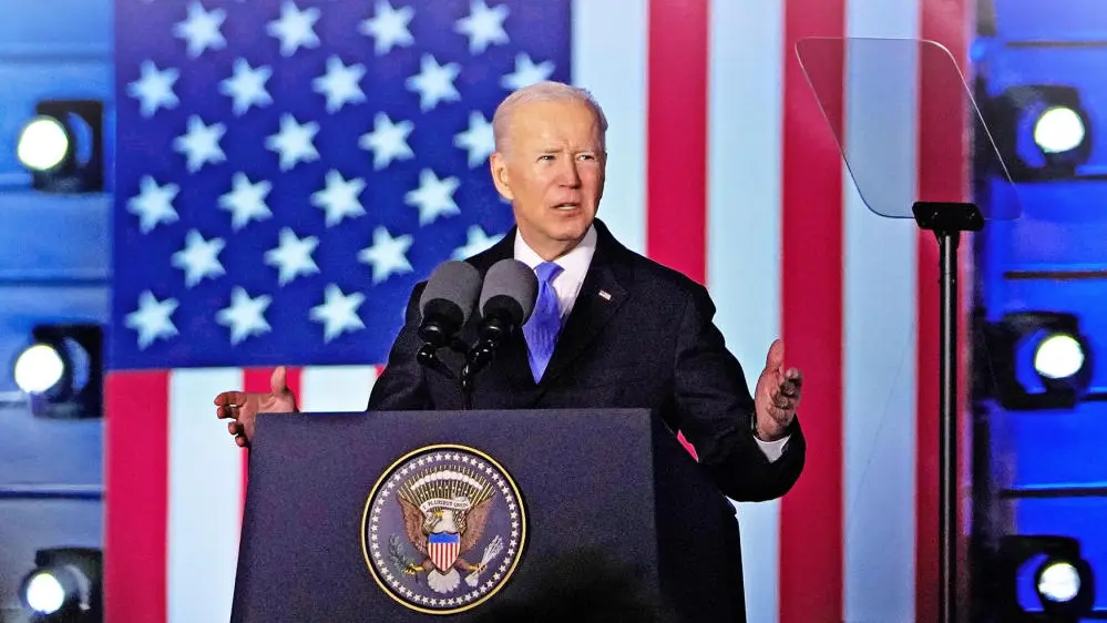 US-Präsident Joe Biden spricht an einem Rednerpult vor der Flagge der USA.