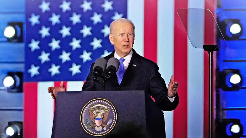 US-Präsident Joe Biden spricht an einem Rednerpult vor der Flagge der USA.