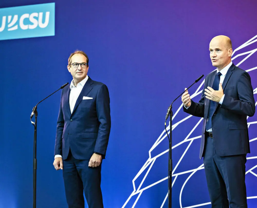 Alexander Dobrindt (CSU) und Ralph Brinkhaus (CDU) Alexander Dobrindt und Ralph Brinkhaus stehen auf einer Bühne.