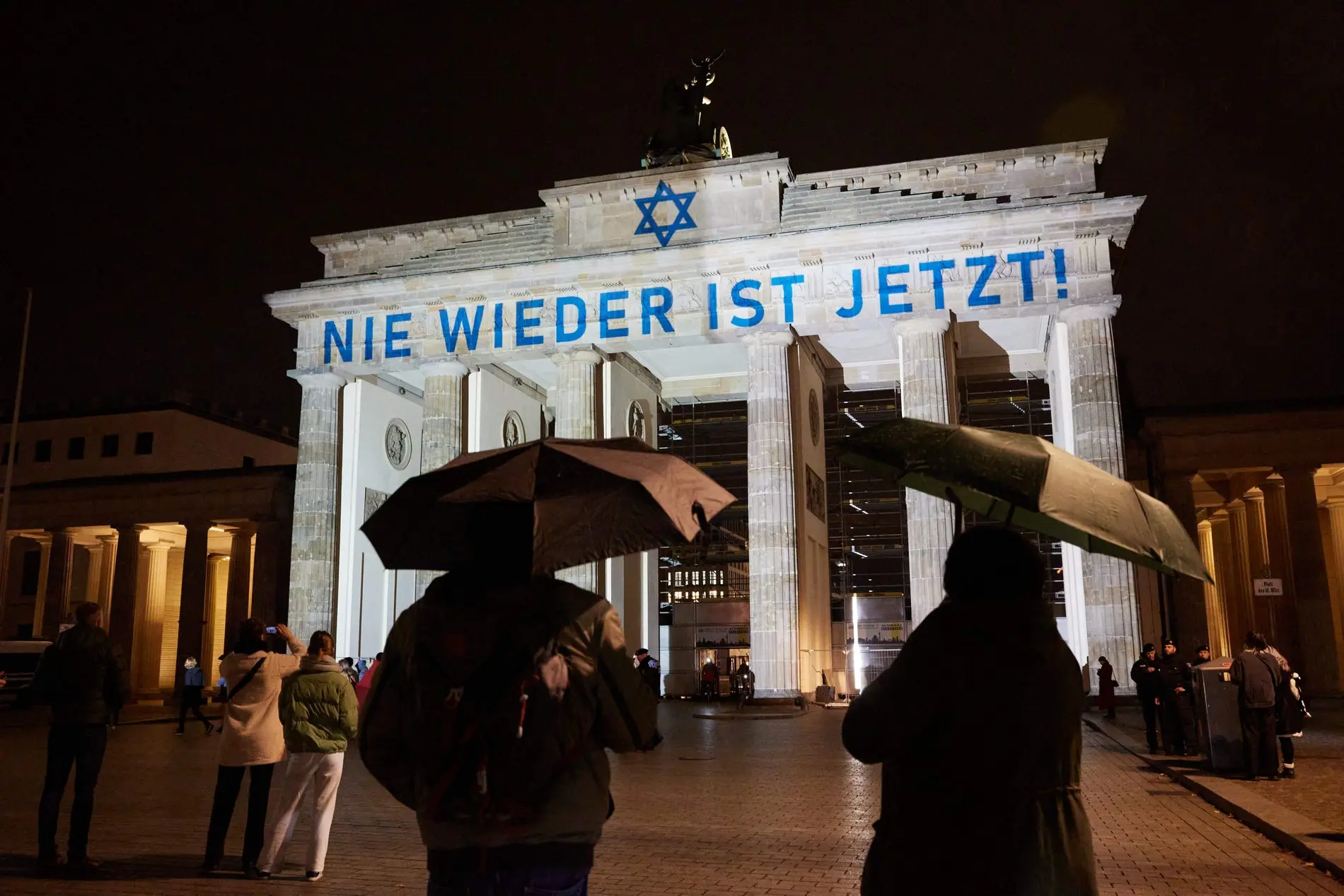 An das Brandenburger Tor wurde der Ausspruch "Nie wieder ist jetzt!" projiziert. An das Brandenburger Tor wurde der Ausspruch "Nie wieder ist jetzt!" projiziert.