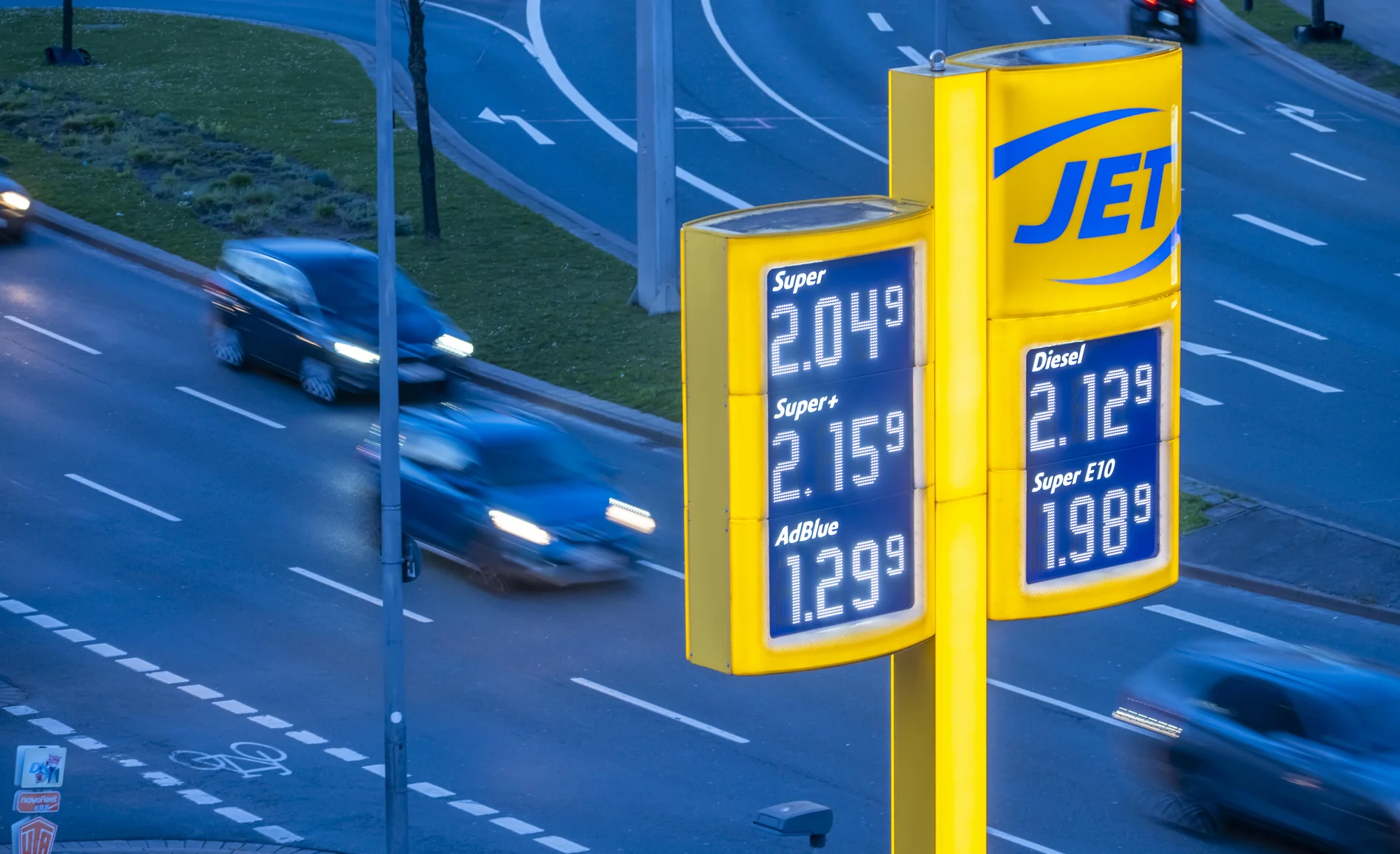 Anzeigetafel einer Tankstelle mit hohen Spritpreisen