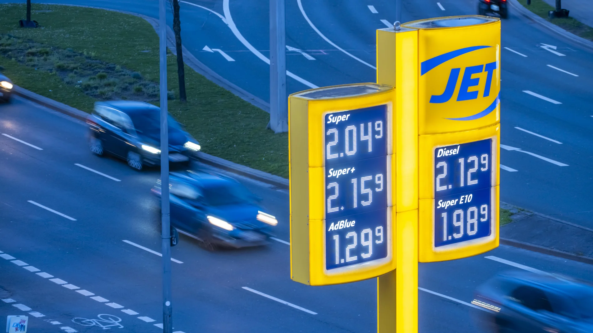 Anzeigetafel einer Tankstelle mit hohen Spritpreisen