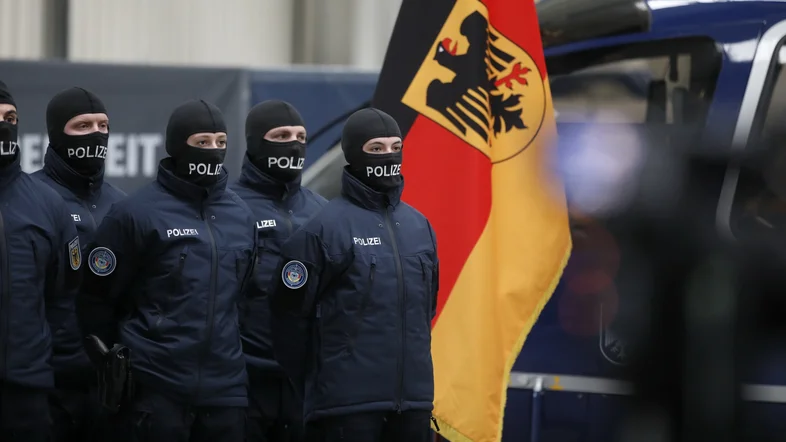 Polizisten mit Sturmhauben bei der Indienststellung der Drohnenabwehreinheit.