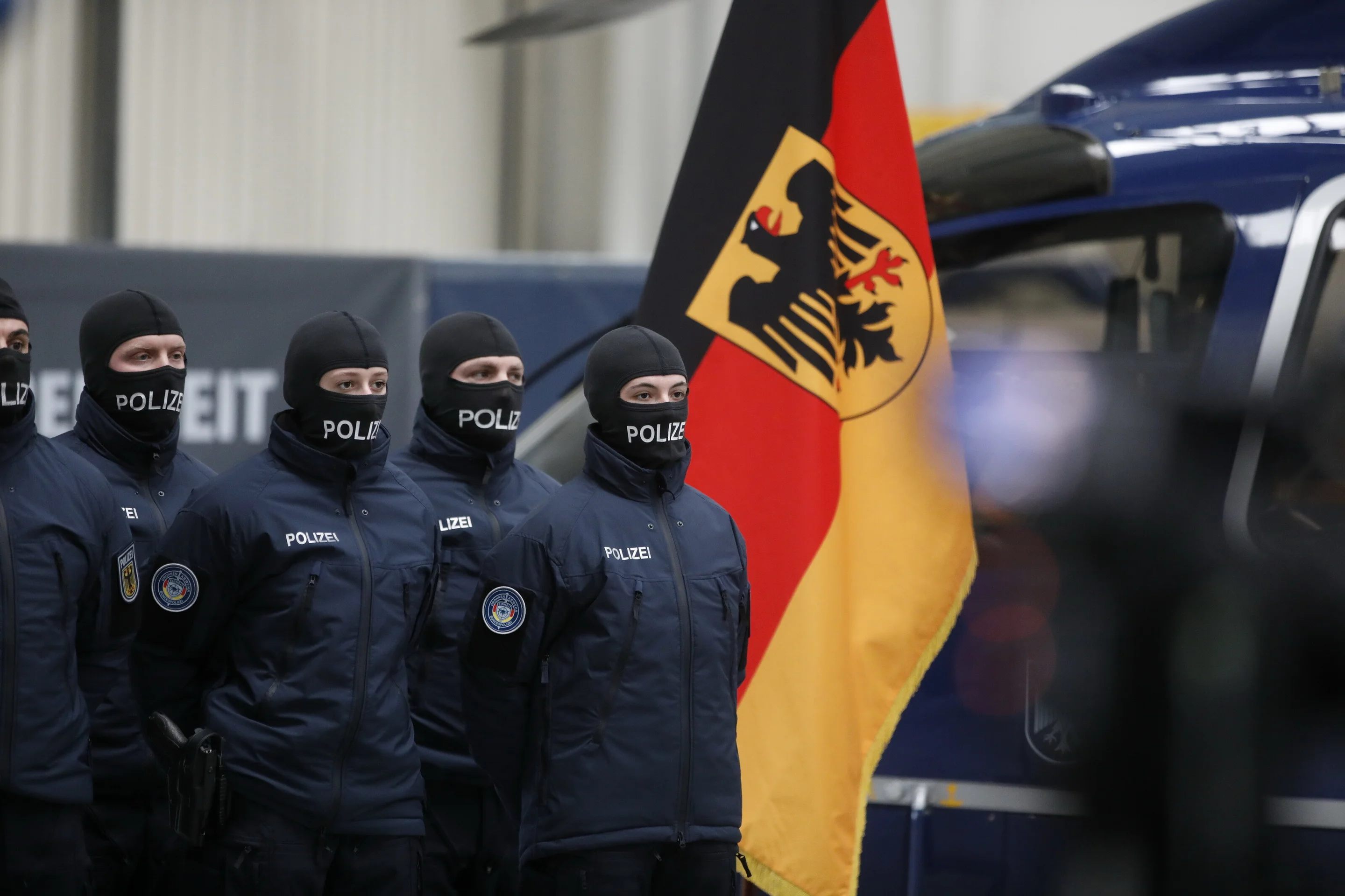 Polizisten mit Sturmhauben bei der Indienststellung der Drohnenabwehreinheit.