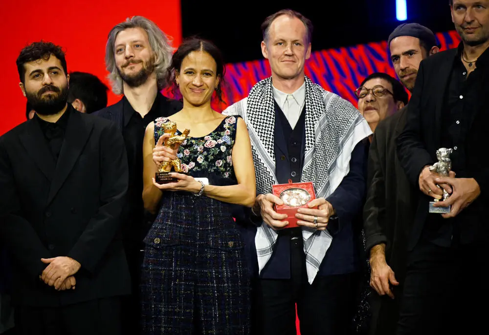 Mati Diop und andere Preisträger bei der Preisverleihung im Berlinale Palast