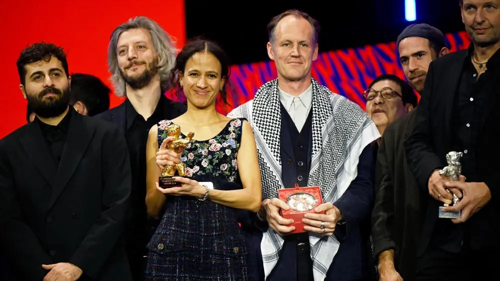 Mati Diop und andere Preisträger bei der Preisverleihung im Berlinale Palast