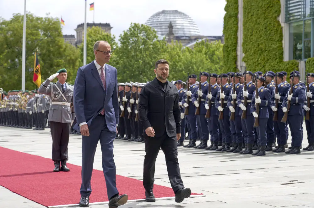 Friedrich Merz und Wolodymyr Selenskyj vor dem Kanzleramt.
