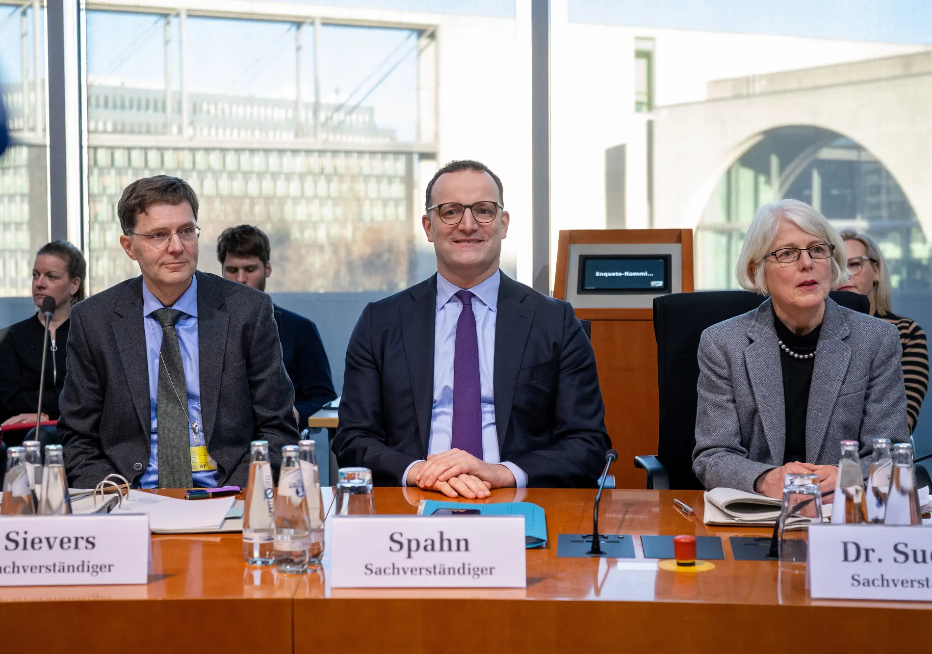 Jens Spahn sitzt vor Beginn der öffentlichen Anhörung der Enquete-Kommission neben Oliver Sivers und Margaretha Sudhof.