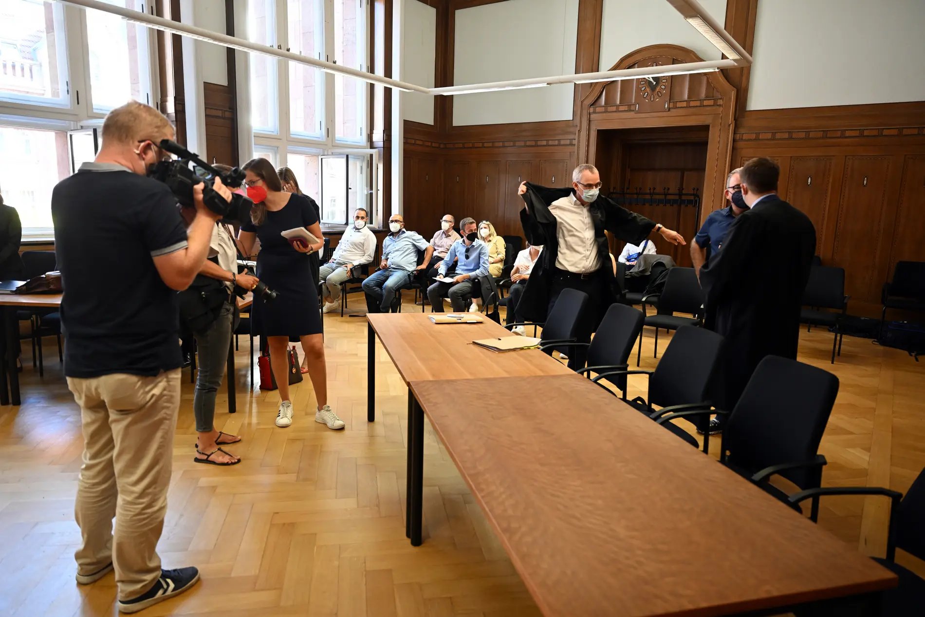 Verwaltungsgericht Düsseldorf Kameraleute und die Anwälte der Prozessbeteiligten stehen im Gerichtssaal des Verwaltungsgerichts Düsseldorf.