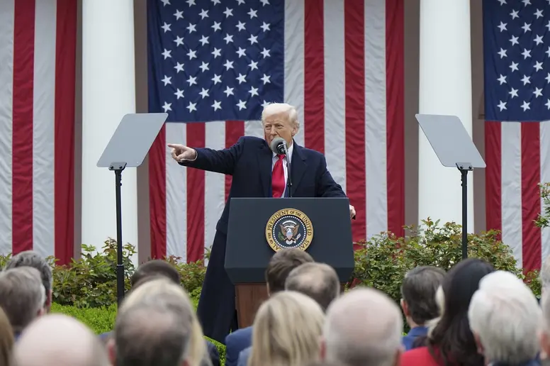 Donald Trump am Rednerpult vor mehreren USA-Flaggen