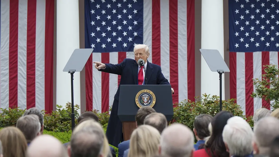 Das Ende der Freihandelsära Donald Trump am Rednerpult vor mehreren USA-Flaggen