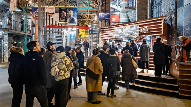 Kinobesucher stehen im Hamburger Zeise Programmkino an der Kasse.