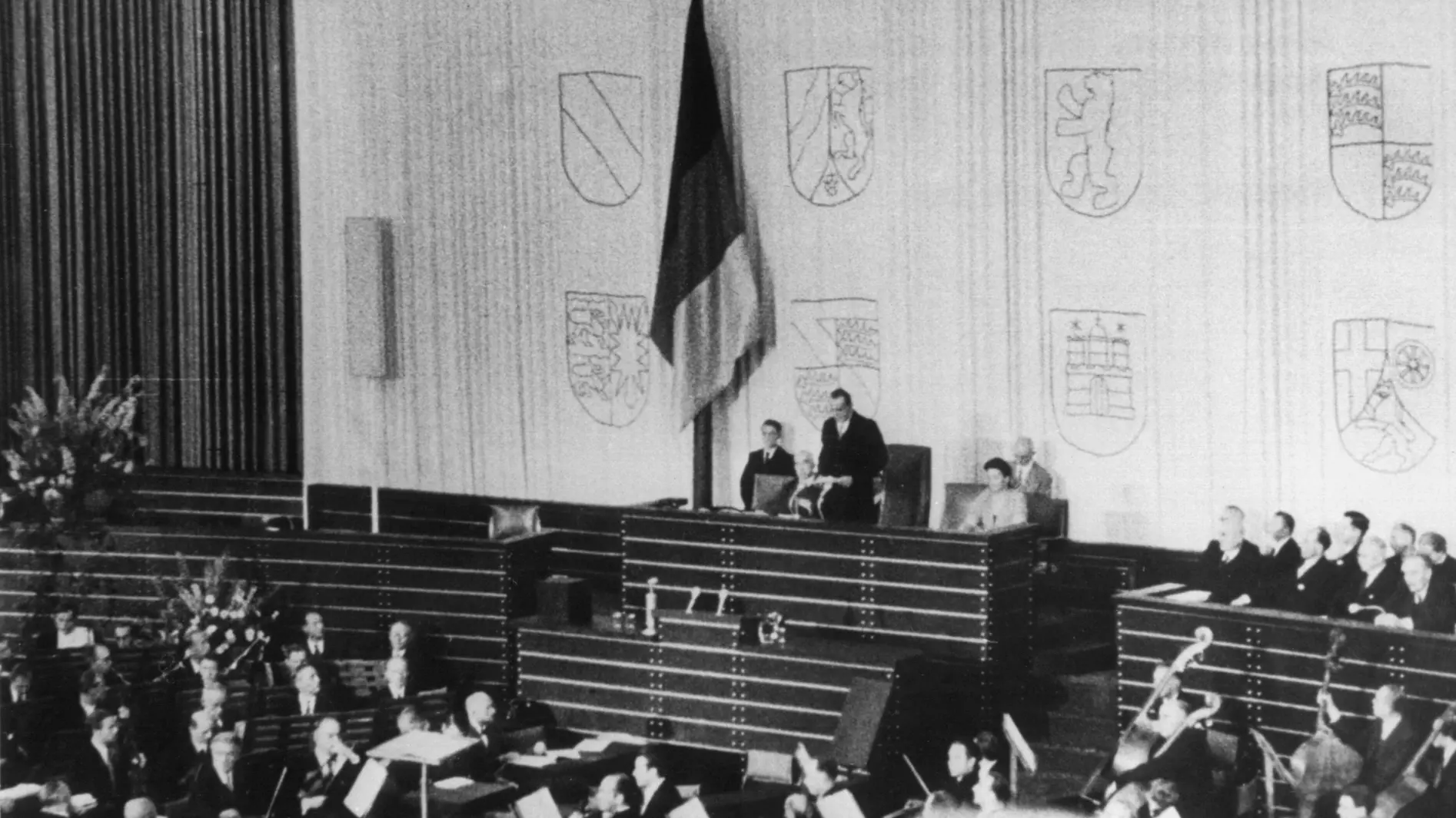 Alterspräsident Paul Löbe im ersten Bundestag Alterspräsident Paul Löbe eröffnet die konstituierende Sitzung.