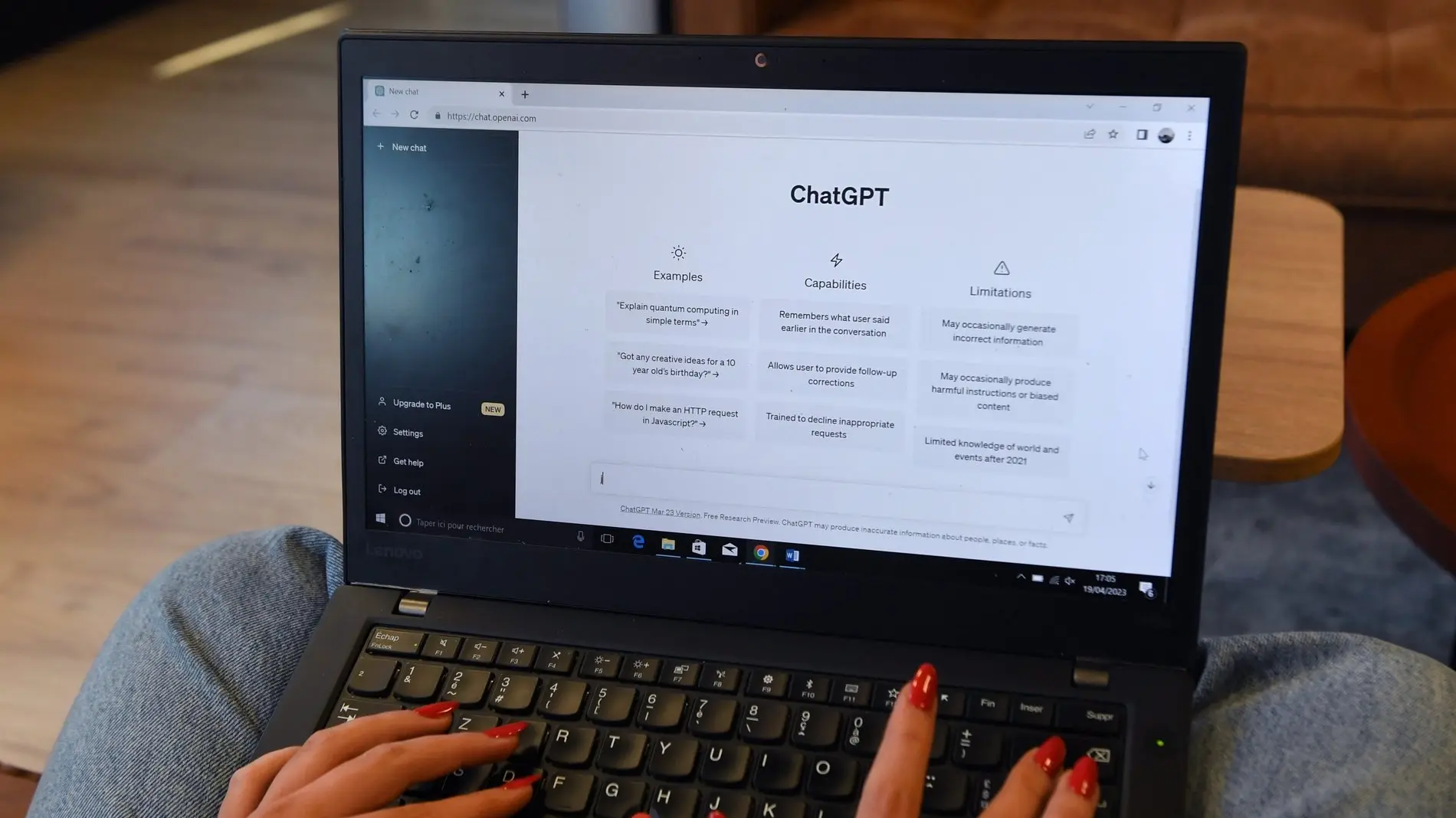 Ein Laptop mit der geöffneten Seite von ChatGPT