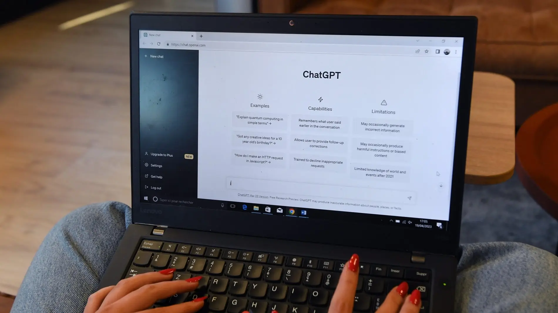 Digitale Unterstützung durch den Chatbot Ein Laptop mit der geöffneten Seite von ChatGPT