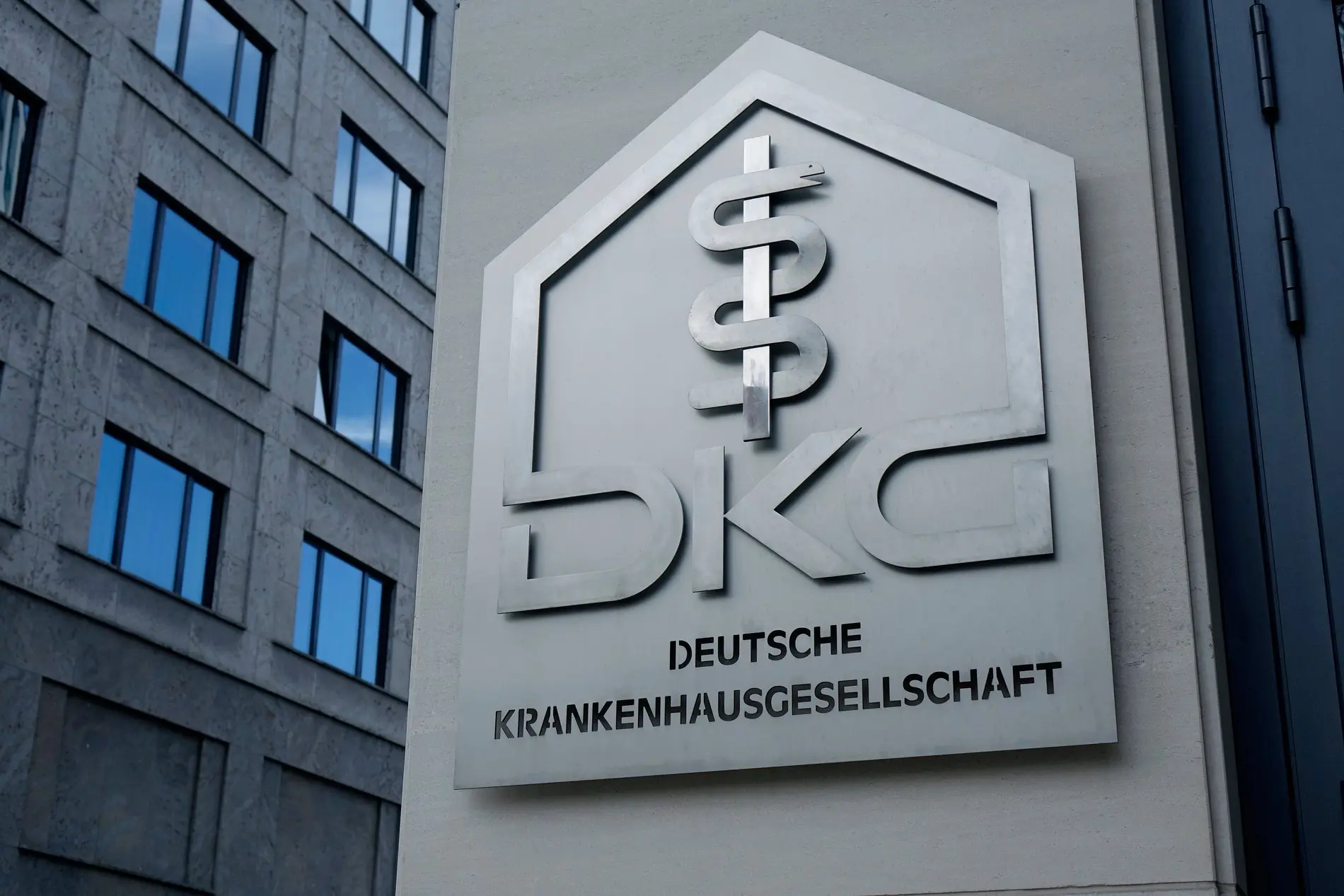 Das Bild zeigt ein Schild der Deutschen Krankenhausgesellschaft.