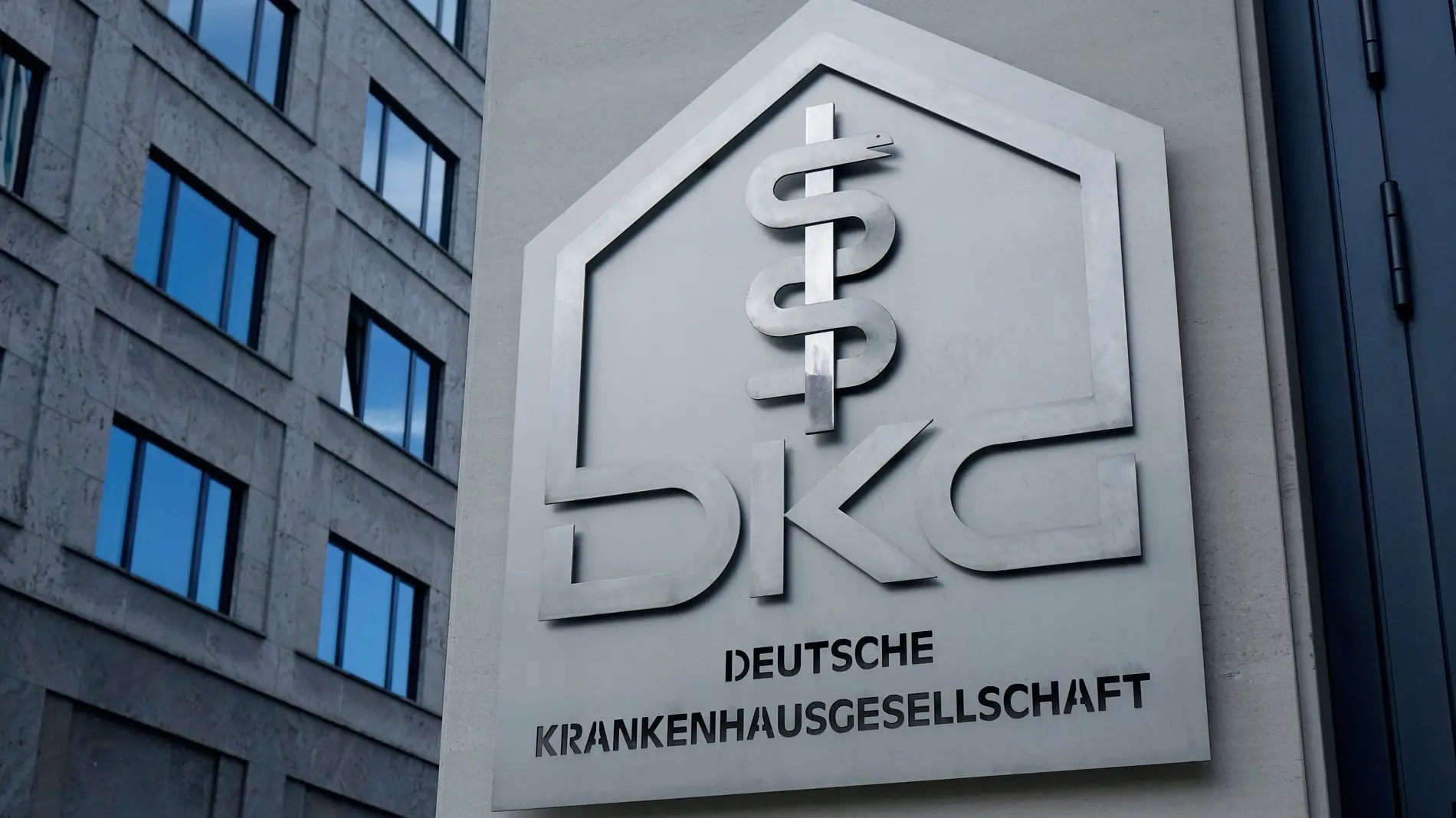 Das Bild zeigt ein Schild der Deutschen Krankenhausgesellschaft.