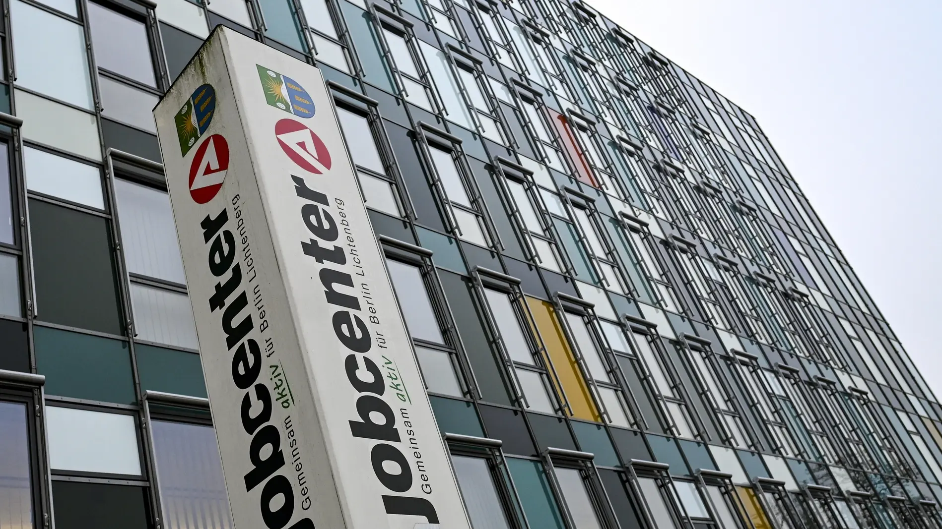 Schwarz-Rot plant einen Umbau des Bürgergeldes Jobcenter in Berlin Lichtenberg