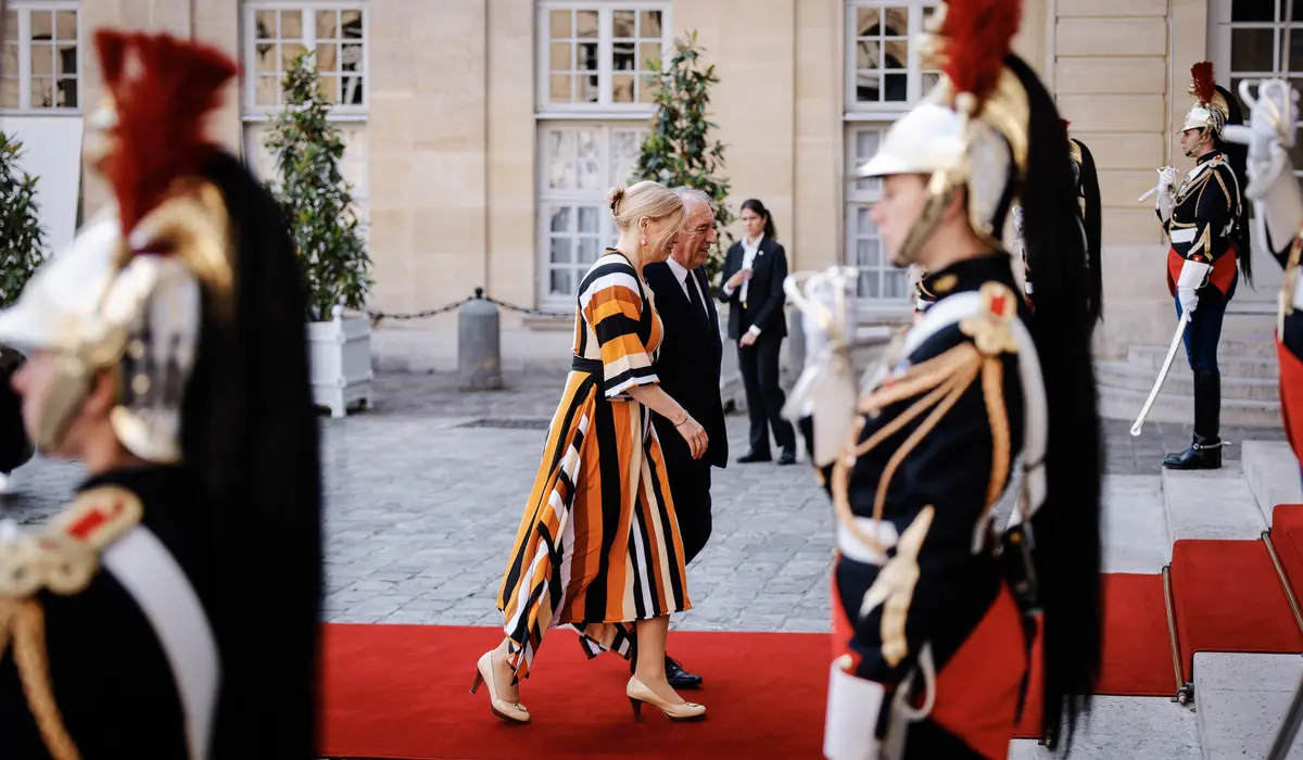 Julia Klöckner wird vom französischen Premierminister François Bayrou an seinem Amtssitz empfangen.