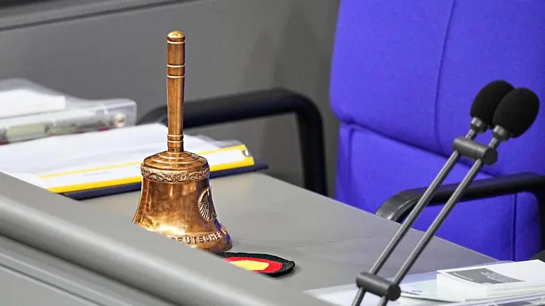 Die Glocke der Bundestagspräsidentin steht auf dem Tisch