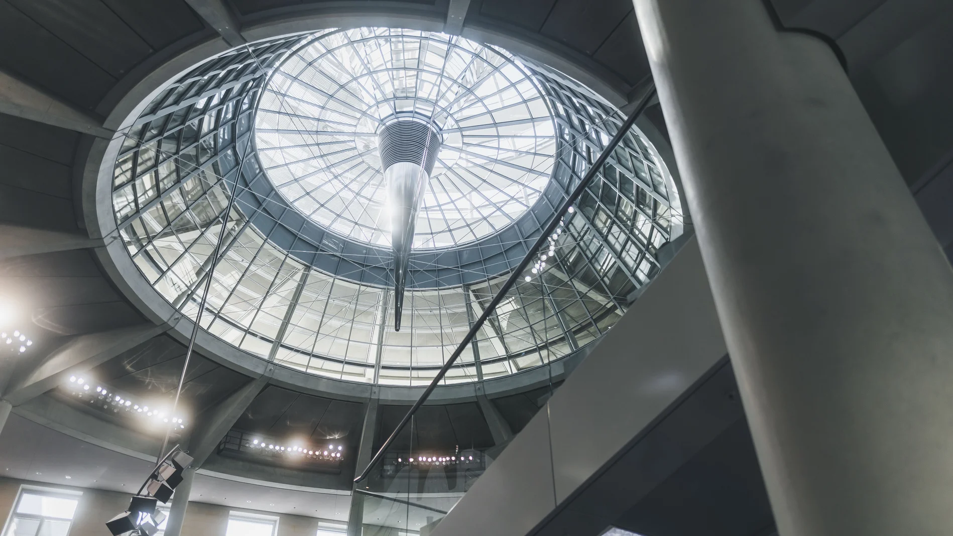 Blick in die Kuppel des Reichstagsgebäudes