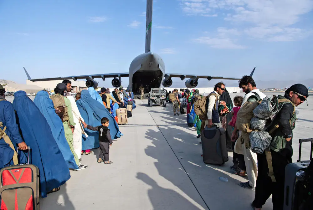 Niederlage des Westens Evakuation afghanischer Zivilisten im August 2021 am Kabuler Flughafen