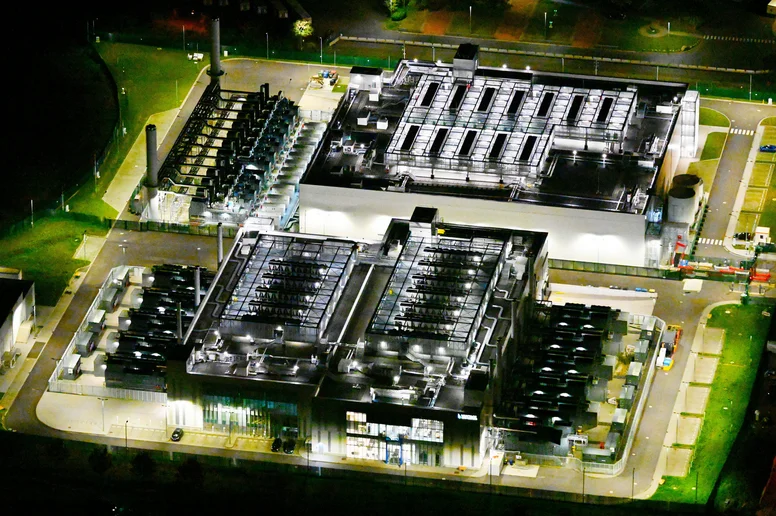 Nacht- Lichter und Beleuchtung Gebäude des Rechenzentrums in Mittenwalde